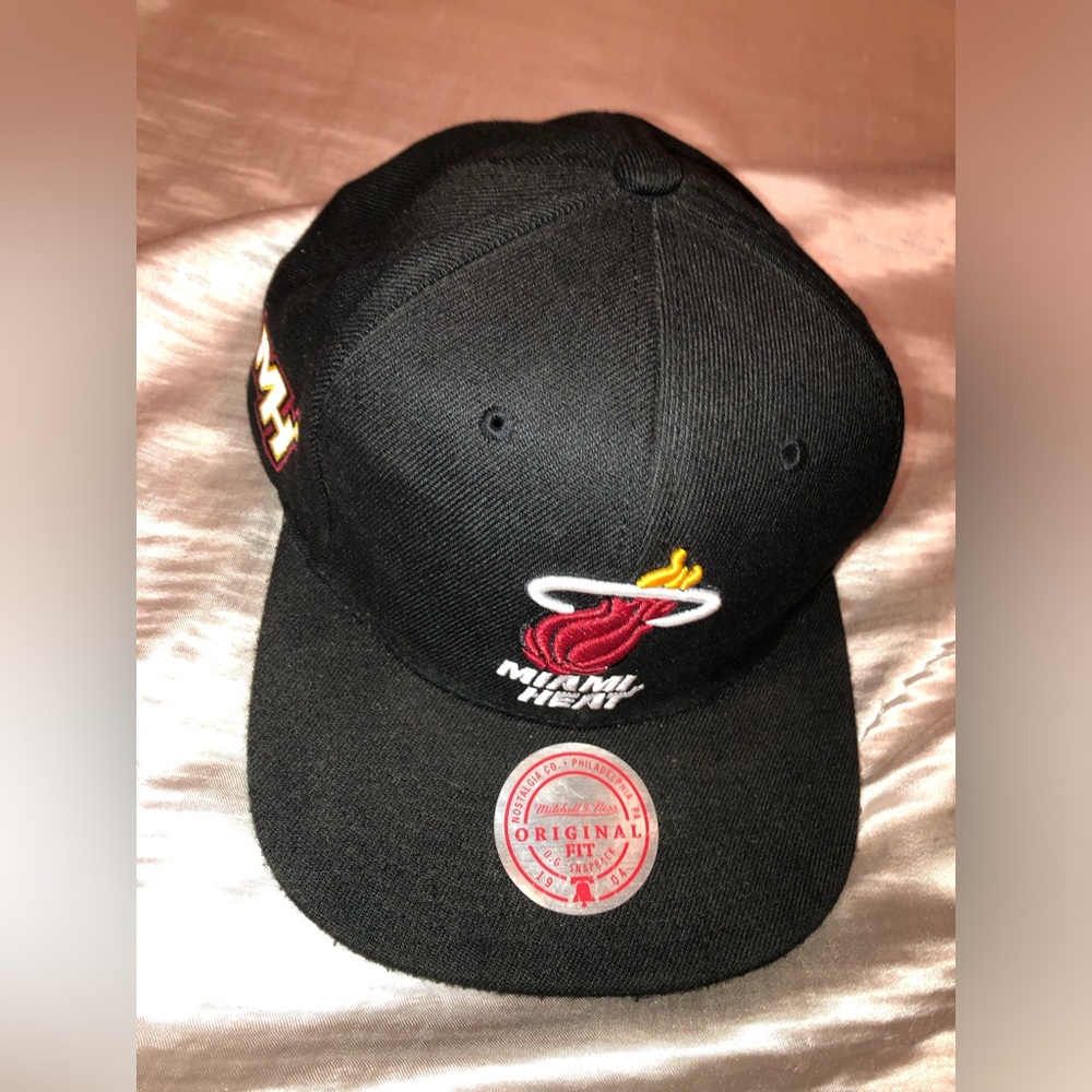 Mitchell & Ness Black Miami Heat Embroidered Flame Cap